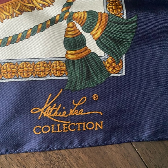 Beautiful silk scarf - Picture 5 of 8